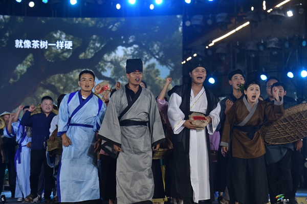 冠軍抱走一頭豬，輸了也有桐殼面！松桃村晚 PK 夜：輸贏都是 “家鄉(xiāng)味”
