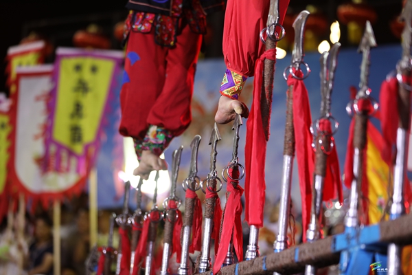 冠軍抱走一頭豬，輸了也有桐殼面！松桃村晚 PK 夜：輸贏都是 “家鄉(xiāng)味”