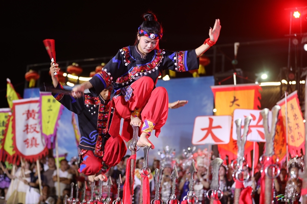 冠軍抱走一頭豬，輸了也有桐殼面！松桃村晚 PK 夜：輸贏都是 “家鄉(xiāng)味”