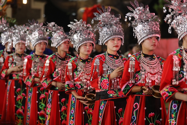 冠軍抱走一頭豬，輸了也有桐殼面！松桃村晚 PK 夜：輸贏都是 “家鄉(xiāng)味”