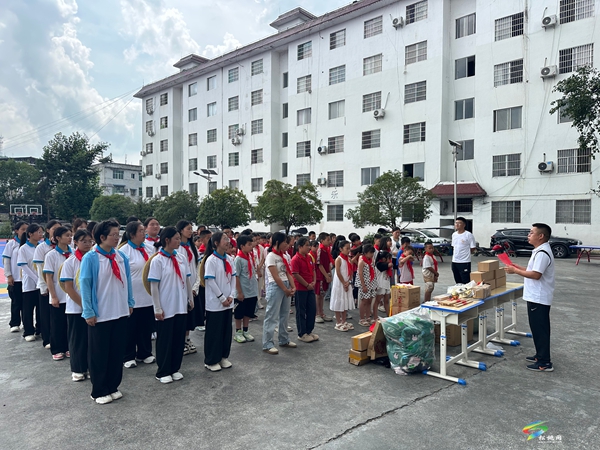 銅仁幼兒師?!耙魹閴繇憽は蜿柣ㄩ_”志愿服務(wù)實(shí)踐團(tuán)到盤信鎮(zhèn)民族完小開展鼓號技能送教下鄉(xiāng)活動