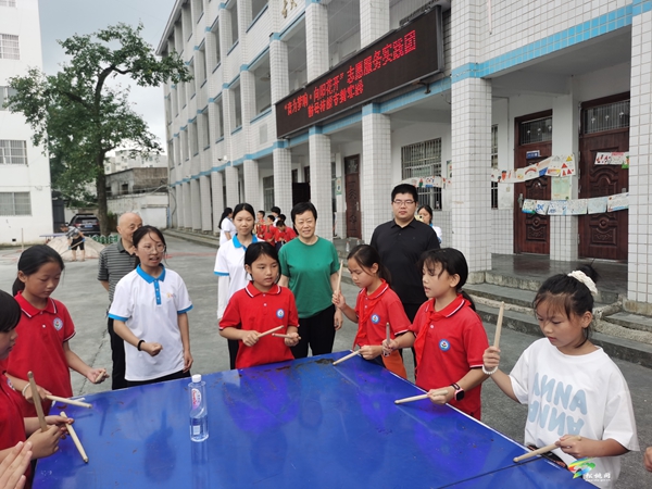 銅仁幼兒師?!耙魹閴繇憽は蜿柣ㄩ_”志愿服務(wù)實(shí)踐團(tuán)到盤信鎮(zhèn)民族完小開展鼓號技能送教下鄉(xiāng)活動