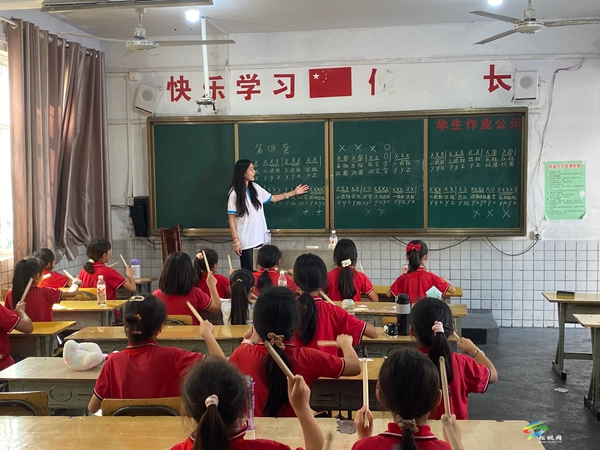 銅仁幼兒師?!耙魹閴繇憽は蜿柣ㄩ_”志愿服務(wù)實(shí)踐團(tuán)到盤信鎮(zhèn)民族完小開展鼓號技能送教下鄉(xiāng)活動