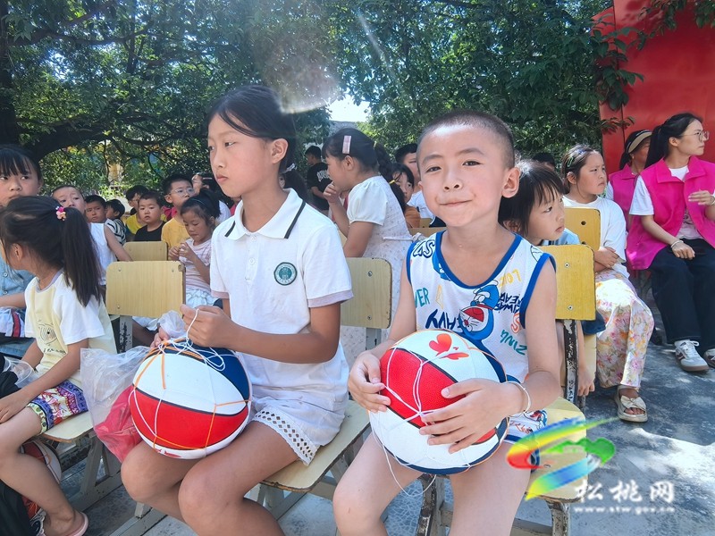 縣婦聯(lián)攜手藍(lán)天救援隊(duì)進(jìn)校園 護(hù)童安全暖童心