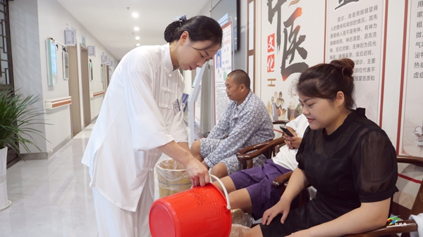 縣人民醫(yī)院中醫(yī)理療受熱捧