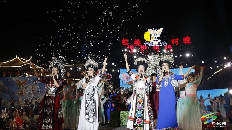 【吃貴州“晚飯”·看松桃村晚】松桃村晚酣戰(zhàn)：長坪鄉(xiāng)苗韻流淌展風情 瓦溪鄉(xiāng)機器人靈動秀新意