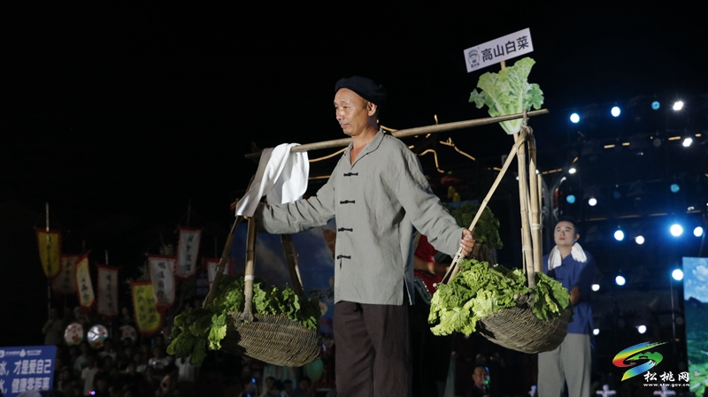 【吃貴州“晚飯”·看松桃村晚】松桃村晚酣戰(zhàn)：長坪鄉(xiāng)苗韻流淌展風情 瓦溪鄉(xiāng)機器人靈動秀新意