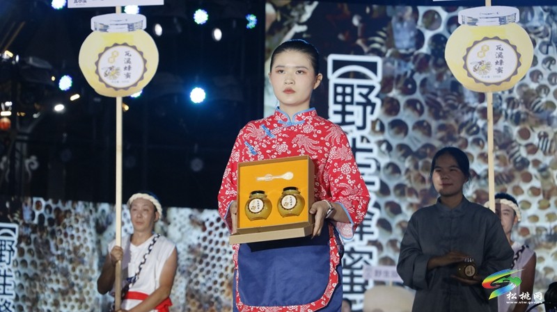 【吃貴州“晚飯”·看松桃村晚】松桃村晚酣戰(zhàn)：長坪鄉(xiāng)苗韻流淌展風情 瓦溪鄉(xiāng)機器人靈動秀新意