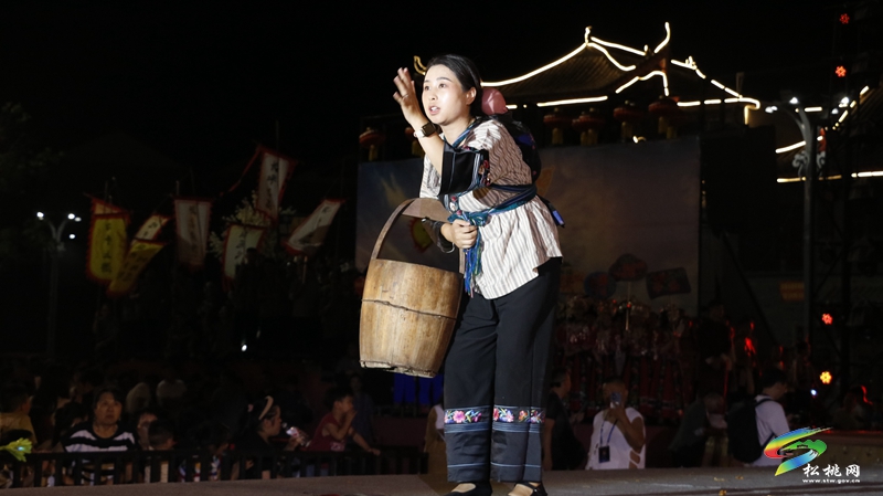 【吃貴州“晚飯”·看松桃村晚】松桃村晚酣戰(zhàn)：長坪鄉(xiāng)苗韻流淌展風情 瓦溪鄉(xiāng)機器人靈動秀新意