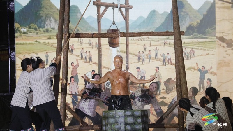 【吃貴州“晚飯”·看松桃村晚】松桃村晚酣戰(zhàn)：長坪鄉(xiāng)苗韻流淌展風情 瓦溪鄉(xiāng)機器人靈動秀新意
