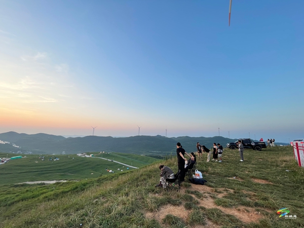 黔東草海：多元體驗(yàn)受青睞 露營(yíng)觀日客流旺