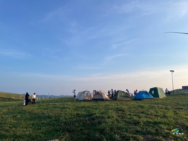 黔東草海：多元體驗(yàn)受青睞 露營(yíng)觀日客流旺