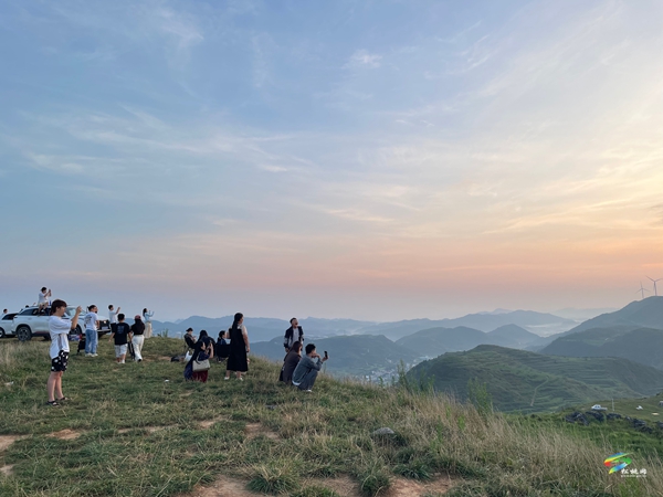 黔東草海：多元體驗(yàn)受青睞 露營(yíng)觀日客流旺