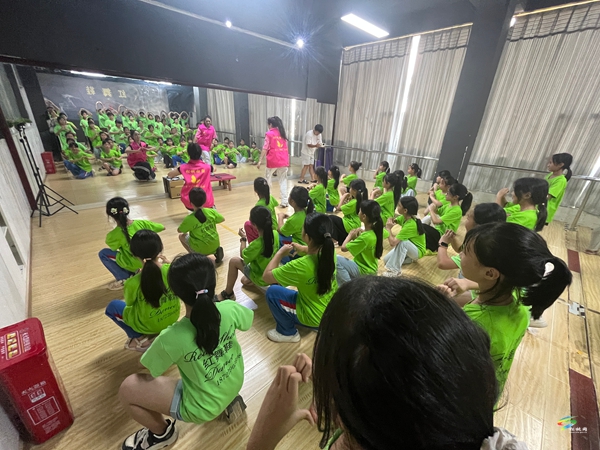 姿綻童心?暖伴筑夢(mèng)長(zhǎng)?—— 留守兒童舞蹈公益課堂讓藝術(shù)之光照亮暑期