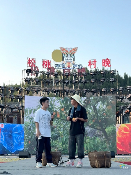 貴州大學(xué)經(jīng)濟(jì)學(xué)院“博士村長”社會實(shí)踐團(tuán)隊(duì)“‘金’果引力，‘桃’你歡心——松桃金果助農(nóng)π隊(duì)”亮相松桃村晚