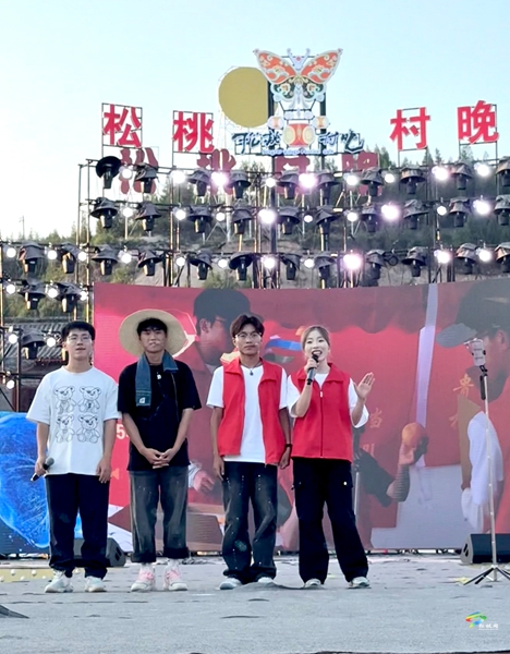 貴州大學(xué)經(jīng)濟(jì)學(xué)院“博士村長”社會實(shí)踐團(tuán)隊(duì)“‘金’果引力，‘桃’你歡心——松桃金果助農(nóng)π隊(duì)”亮相松桃村晚
