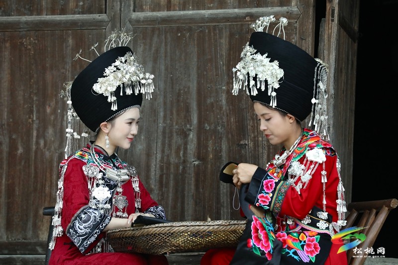 盤(pán)石鎮(zhèn)禾梨坪村:年輕繡娘閑時(shí)相聚,讓千年技藝煥新彩
