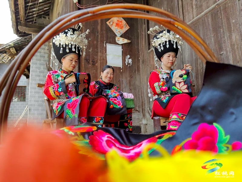 盤(pán)石鎮(zhèn)禾梨坪村:年輕繡娘閑時(shí)相聚,讓千年技藝煥新彩