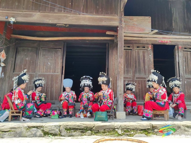 盤(pán)石鎮(zhèn)禾梨坪村:年輕繡娘閑時(shí)相聚,讓千年技藝煥新彩