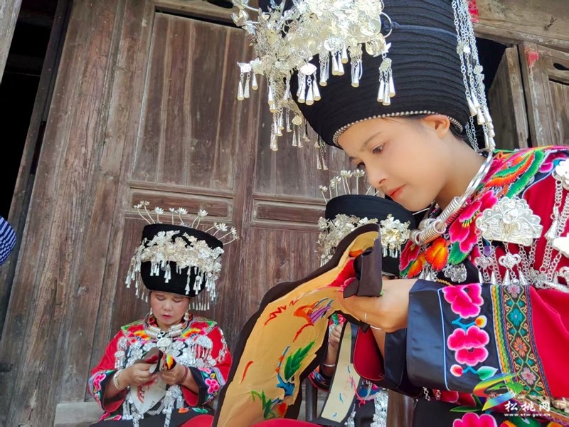 盤(pán)石鎮(zhèn)禾梨坪村:年輕繡娘閑時(shí)相聚,讓千年技藝煥新彩