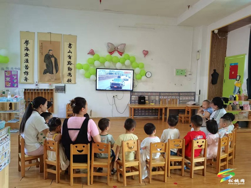 為閱兵助威 為祖國(guó)點(diǎn)贊！松桃干部群眾集中收看九三盛大閱兵