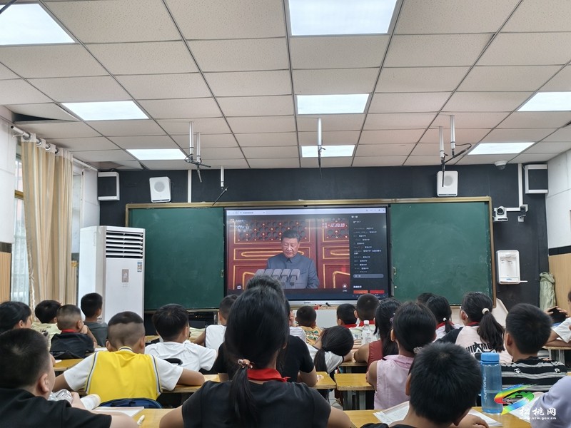 妙隘鄉(xiāng)完小師生集中觀看九三閱兵盛況