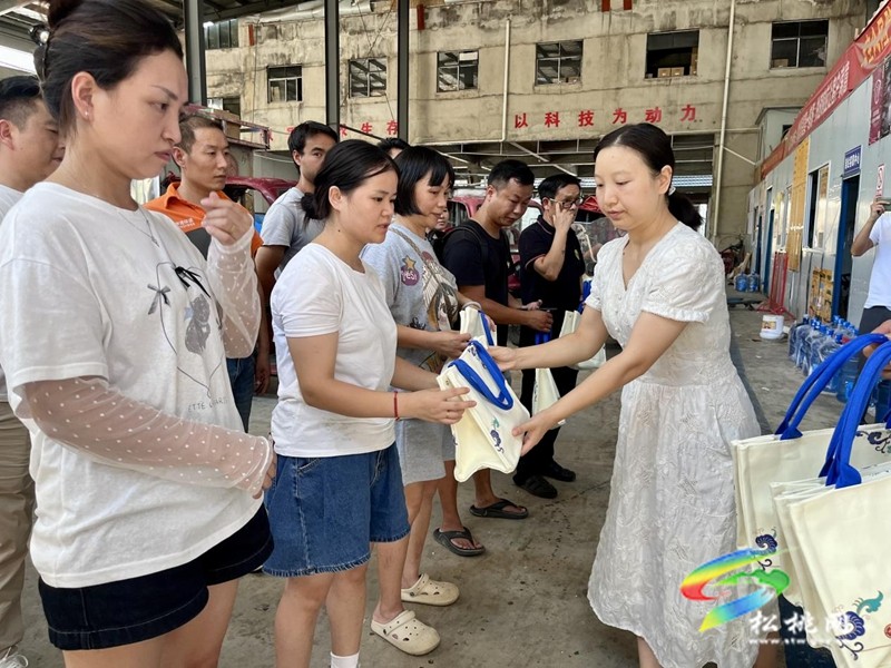 縣總工會(huì)開展2025年夏送清涼“互助關(guān)愛包”慰問活動(dòng)