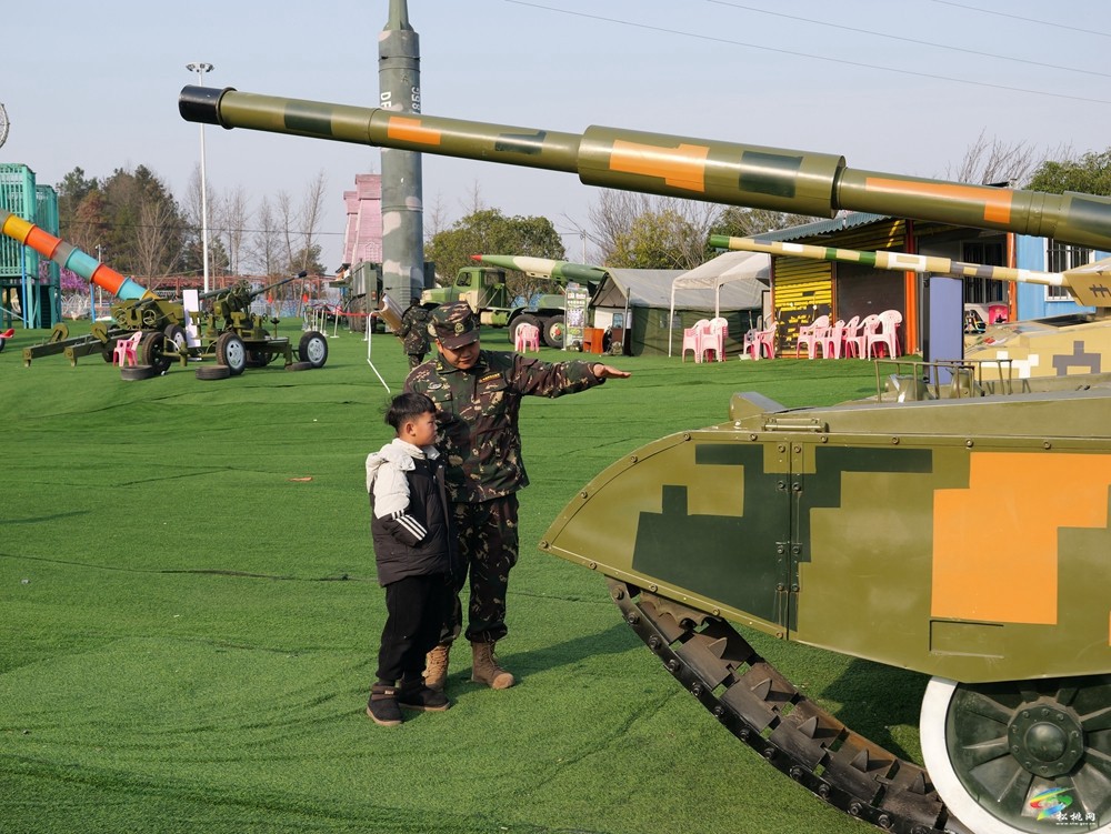 飛機(jī)、坦克……雄兵利器重磅亮相大坪七彩樂(lè)園！遛娃娛樂(lè)、國(guó)防教育兩不誤
