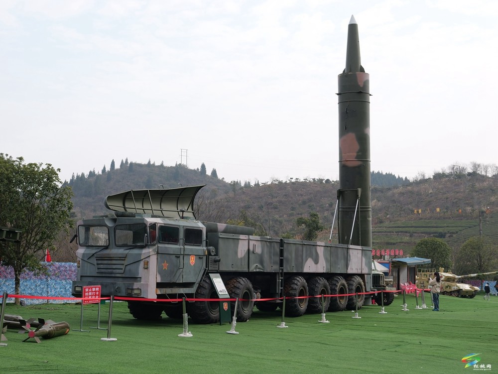飛機(jī)、坦克……雄兵利器重磅亮相大坪七彩樂(lè)園！遛娃娛樂(lè)、國(guó)防教育兩不誤
