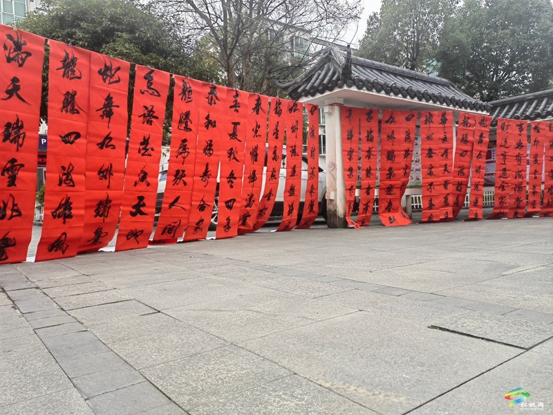 松桃孟溪鎮(zhèn)開(kāi)展2025年“文化暖冬行·送福到萬(wàn)家”迎新春送春聯(lián)活動(dòng)