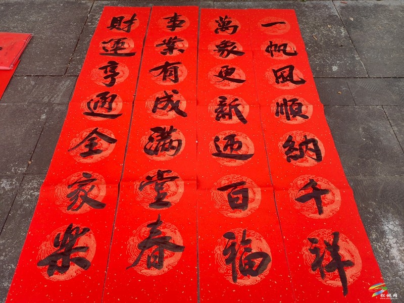 松桃孟溪鎮(zhèn)開(kāi)展2025年“文化暖冬行·送福到萬(wàn)家”迎新春送春聯(lián)活動(dòng)