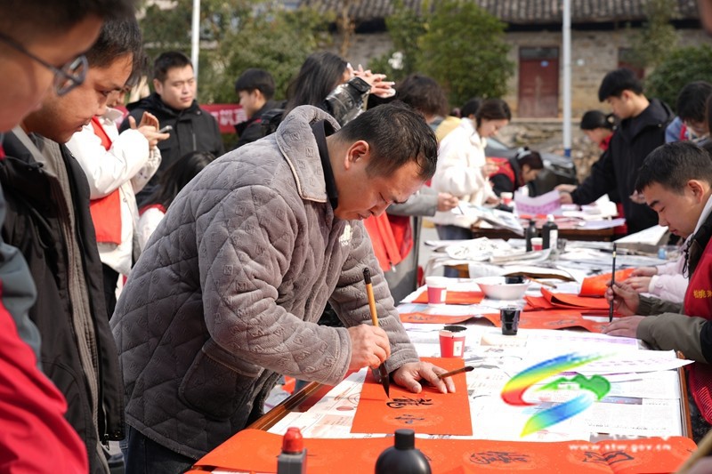 世昌街道：福入萬(wàn)戶(hù)“年味紅”書(shū)寫(xiě)青春“志愿橙”