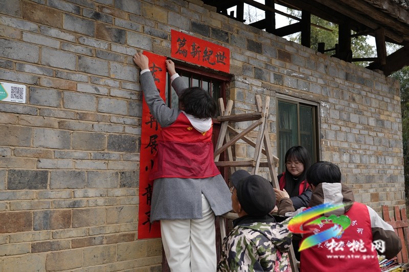 世昌街道：福入萬(wàn)戶(hù)“年味紅”書(shū)寫(xiě)青春“志愿橙”