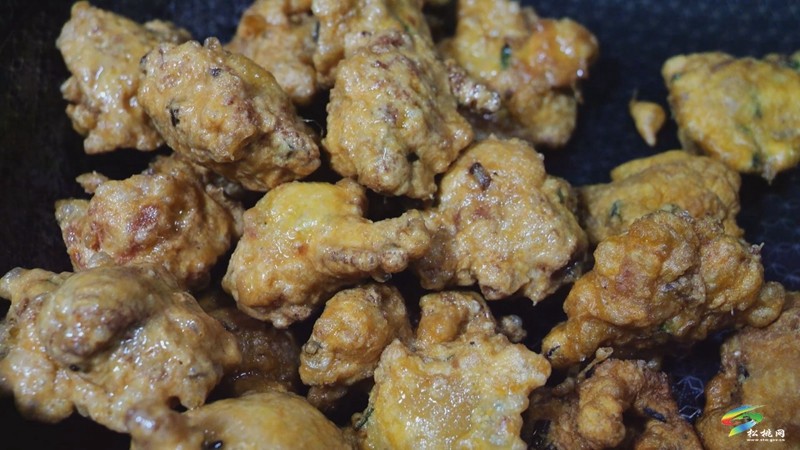 【網(wǎng)絡(luò)中國節(jié)·春節(jié)】春節(jié)炸酥肉 金黃寓意富 年味濃又足