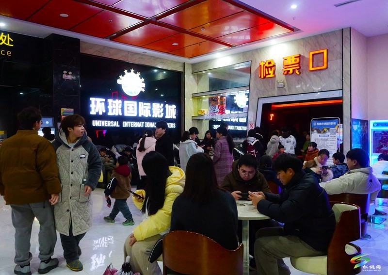【網(wǎng)絡(luò)中國節(jié)·春節(jié)】電影院“人從眾” 春節(jié)檔點(diǎn)燃文化消費(fèi)熱潮