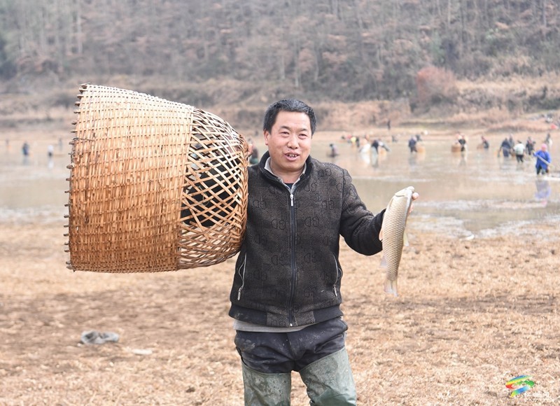 【網(wǎng)絡(luò)中國節(jié)·春節(jié)】松桃：傳統(tǒng)捕魚活動歡慶新春佳節(jié)