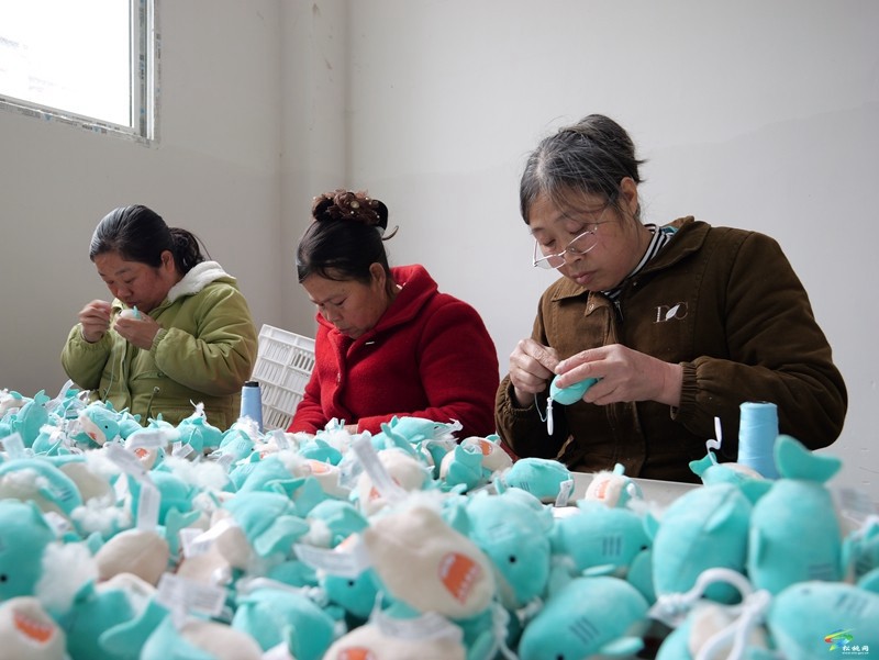 松桃：易地搬遷微工廠新春復(fù)工，訂單火爆年產(chǎn)值預(yù)估創(chuàng)新高