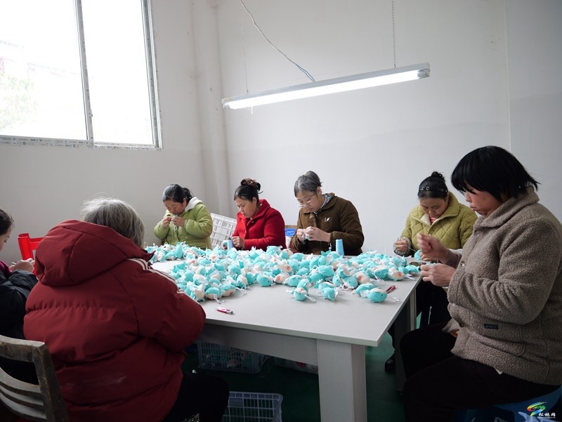 松桃：易地搬遷微工廠新春復(fù)工，訂單火爆年產(chǎn)值預(yù)估創(chuàng)新高