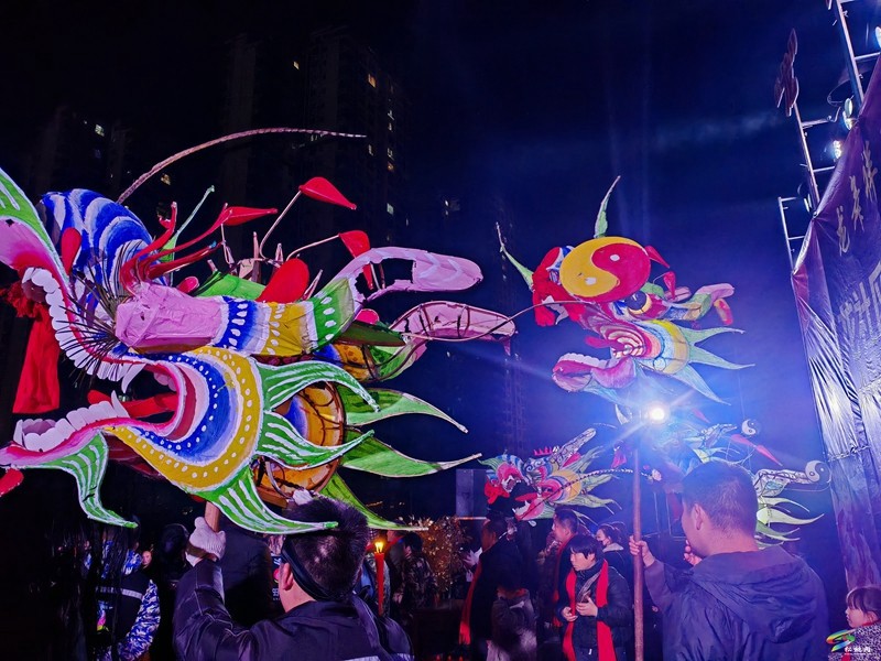 【網(wǎng)絡(luò)中國(guó)節(jié)·元宵】松桃馬田龍社區(qū)舉行“龍舞祥瑞·蛇啟新程”元宵“燈會(huì)”