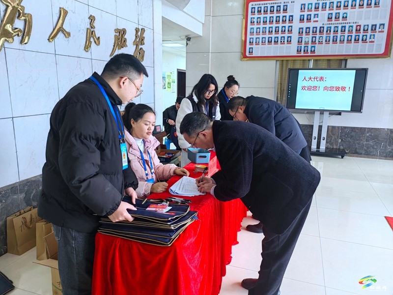 人大代表向大會報到