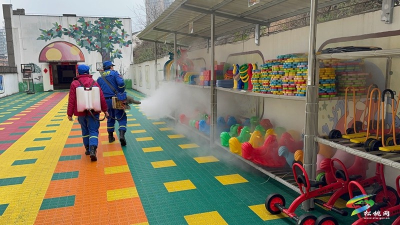 松桃藍天救援隊深入幼兒園開展環(huán)境消殺工作