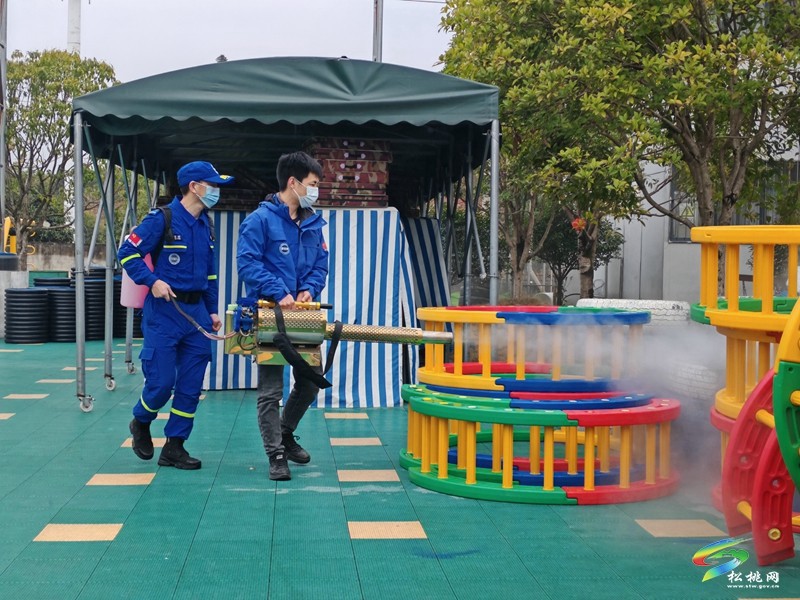 松桃藍天救援隊深入幼兒園開展環(huán)境消殺工作