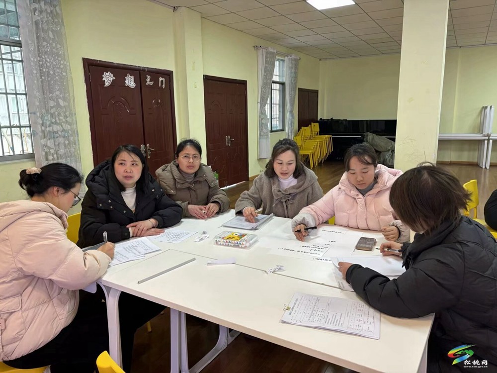 松桃孟溪幼兒園開展“優(yōu)化戶外游戲區(qū)域材料投放(一)”教研