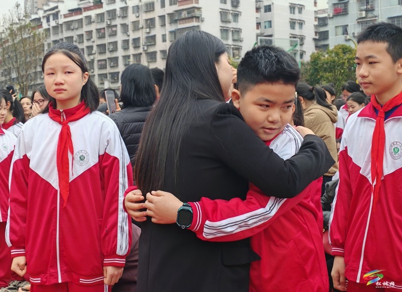 縣一完?。簻厍檠葜v觸動(dòng)心靈 感恩之花絢爛綻放