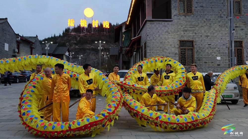 【吃貴州“晚飯”·看松桃村晚】松桃村晚賽前花絮：“妝”點(diǎn)風(fēng)采 煙火氣里拼勁足