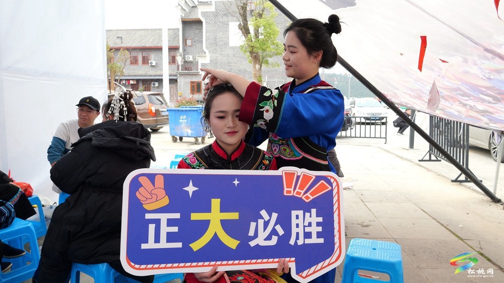 【吃貴州“晚飯”·看松桃村晚】松桃村晚賽前花絮：“妝”點(diǎn)風(fēng)采 煙火氣里拼勁足