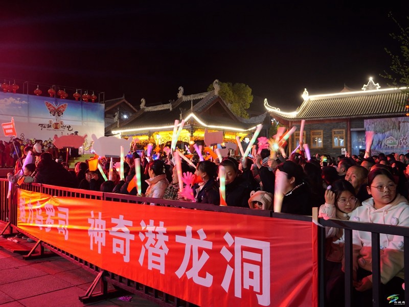 【吃貴州“晚飯”·看松桃村晚】導(dǎo)演組全力彩排?新華網(wǎng)直播精彩
