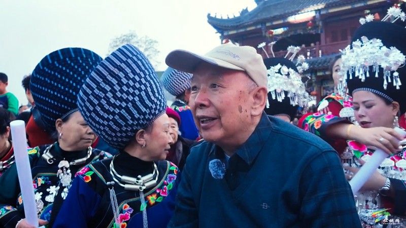 【吃貴州“晚飯”·看松桃村晚】北京旅行團與高校學(xué)子共赴松桃  沉浸式體驗村晚文化盛宴