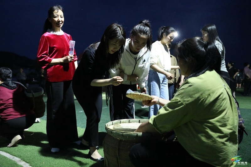【吃貴州“晚飯”·看松桃村晚】大坪場鎮(zhèn)夜排村晚：百年集韻入舞臺 豆干背簍載夢來