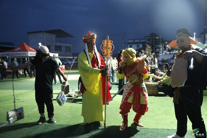 【吃貴州“晚飯”·看松桃村晚】大坪場鎮(zhèn)夜排村晚：百年集韻入舞臺 豆干背簍載夢來